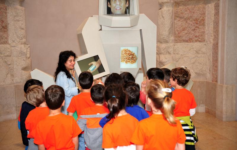 Mediadora responde a pergunta a um grupo de crianças / Mediator answers the question to a group of children