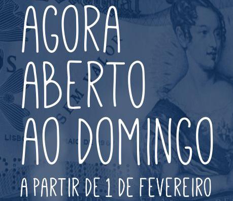 Ilustração em tons de azul com a seguinte frase: "Agora aberto ao domingo. A partir de 1 de fevereiro. Quarta a domingo, das 10h00 às 18h00}