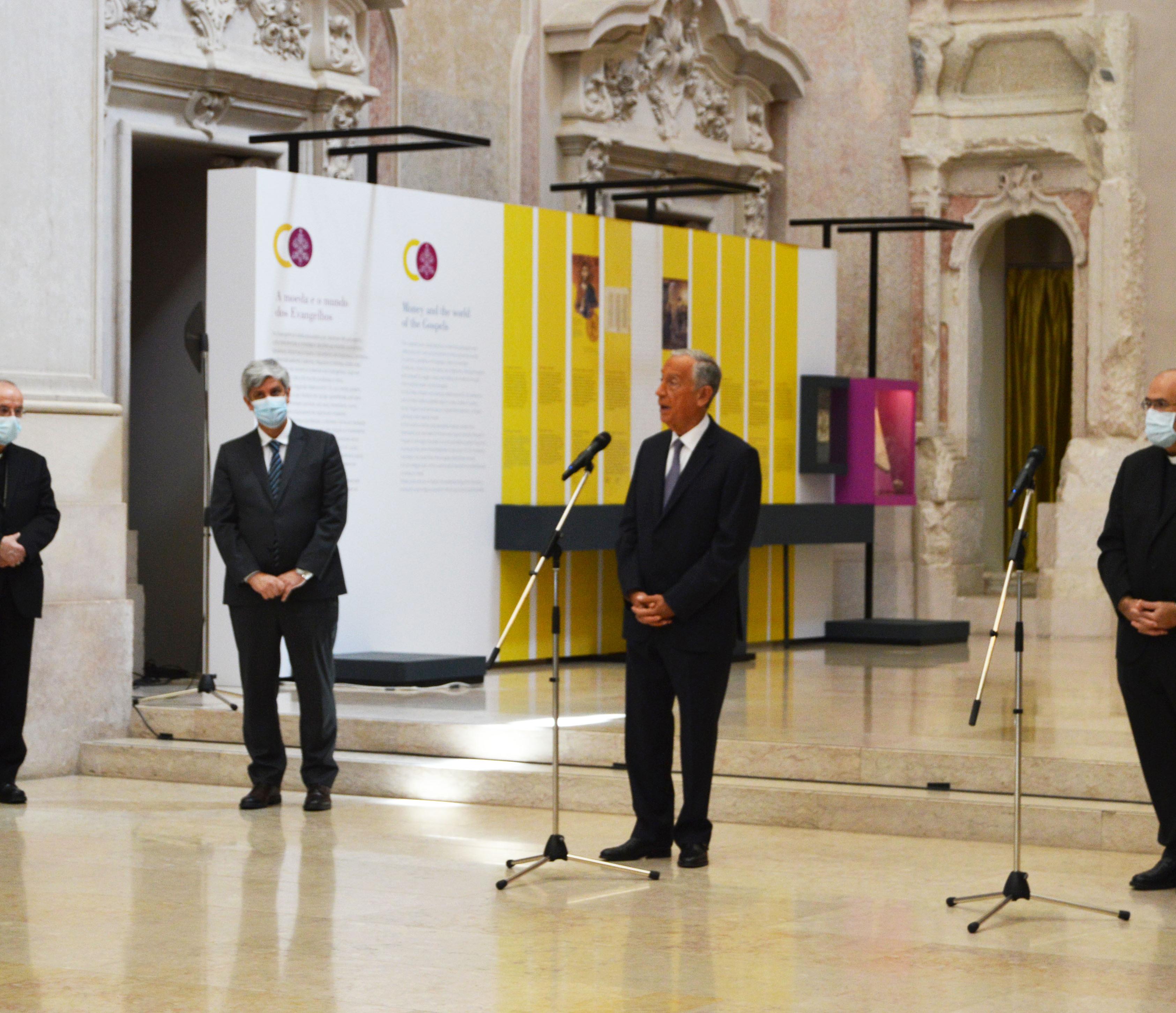 Presidente da República, Marcelo Rebelo de Sousa, o Governador do Banco de Portugal, Mário Centeno, e o Cardeal D. Tolentino de Mendonça discursam na nave da antiga igreja de S. Julião}