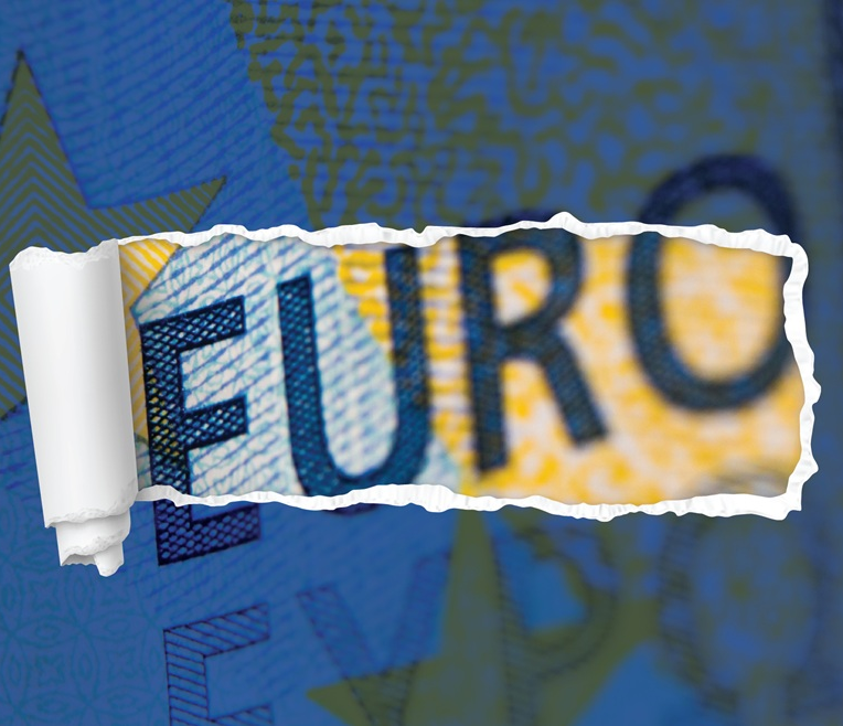 Pormenor de nota de euro com rasgão na palavra "EURO"}