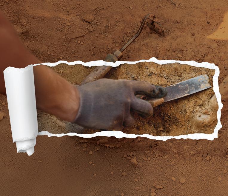 Mão com luva calçada identifica artefacto arqueológico}