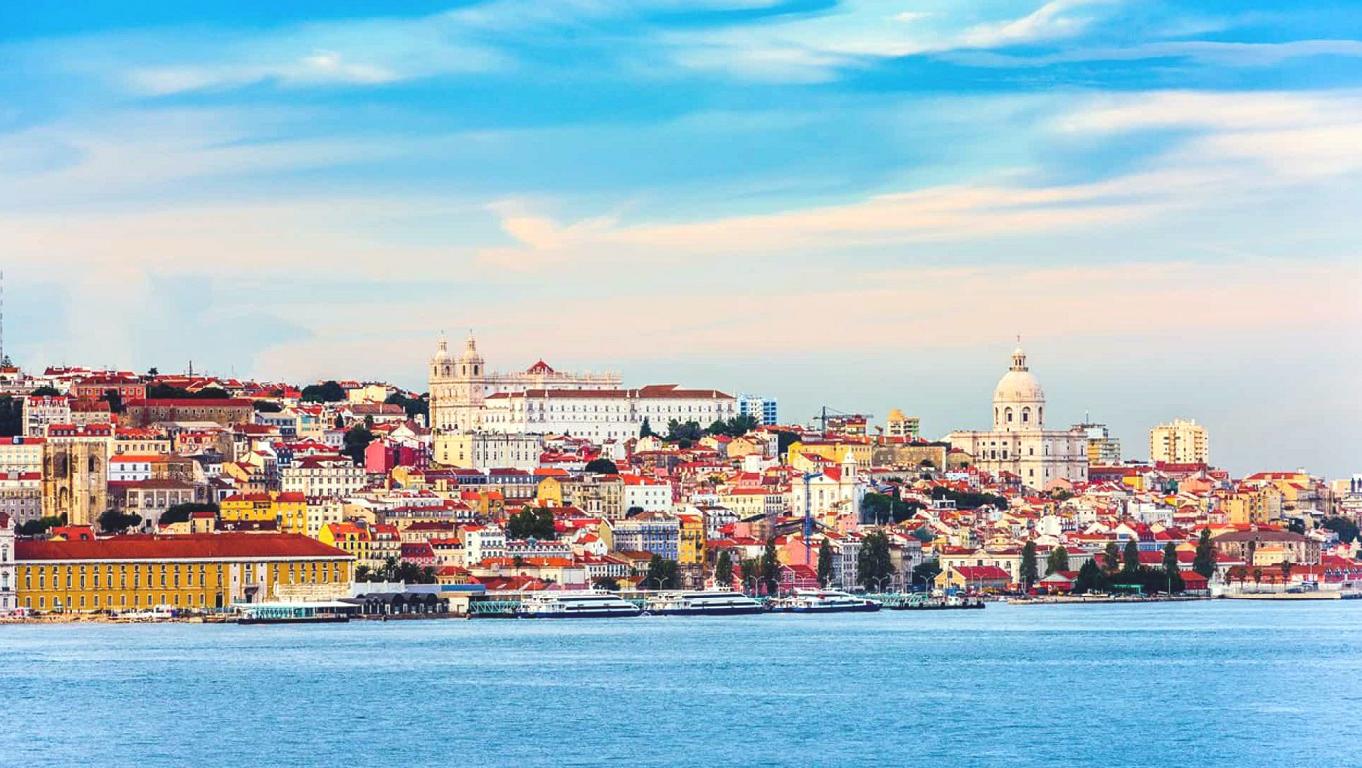Vista de Lisboa a partir da outra margem do rio Tejo