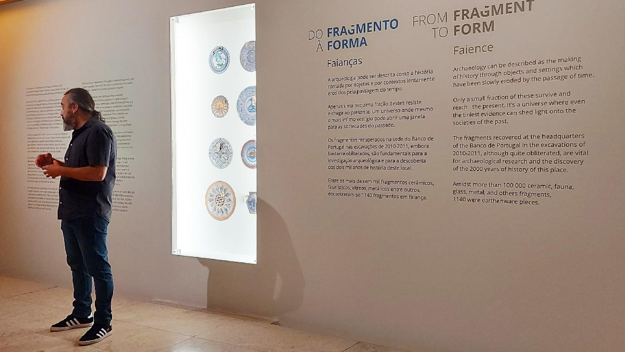 Artur Rocha, arqueólogo e curador da exposição "Do fragmento à forma" faz um visita à exposição