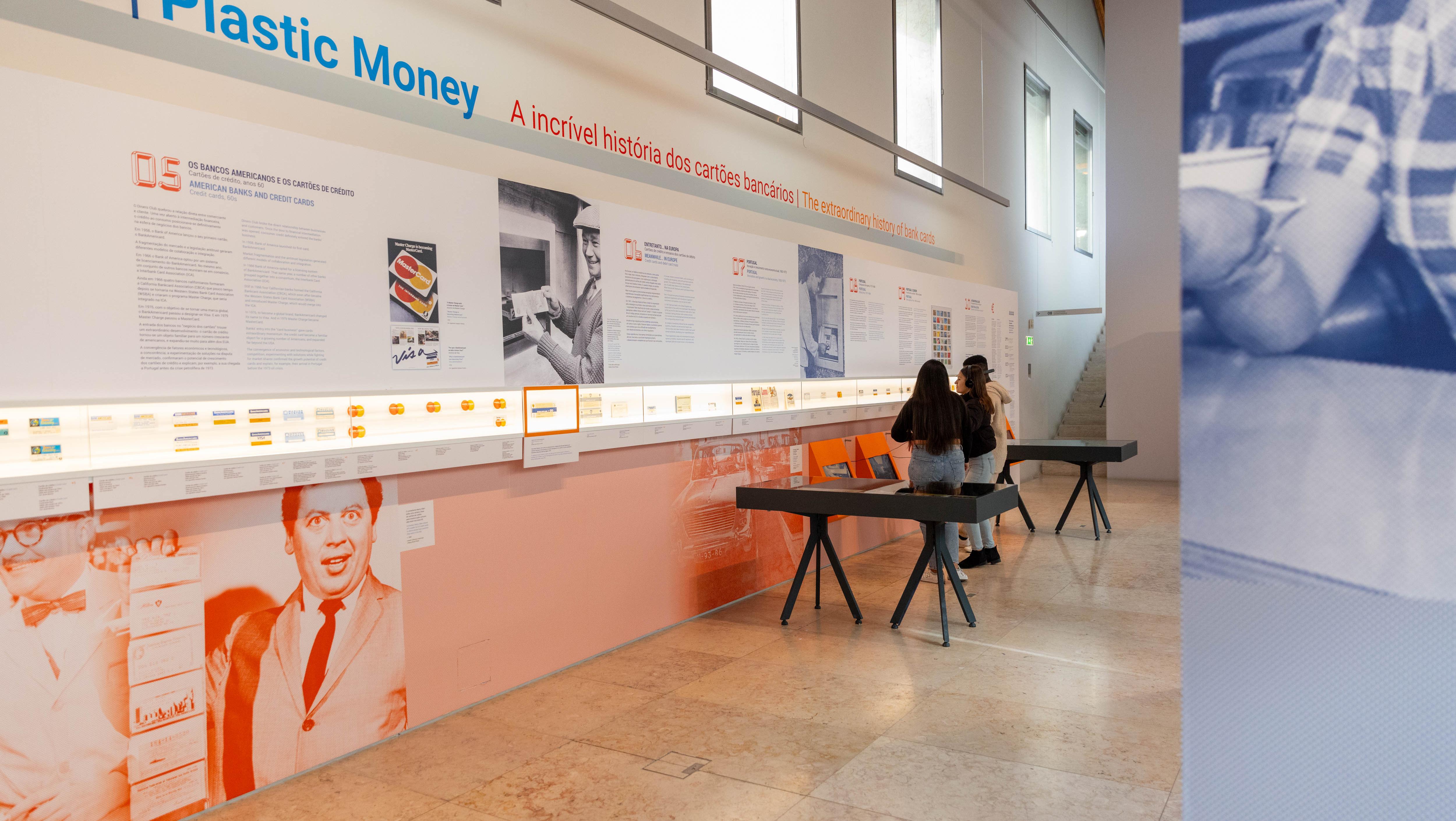 Perspetiva da exposição "Dinheiro de Plástico: a incrível história dos cartões bancários"