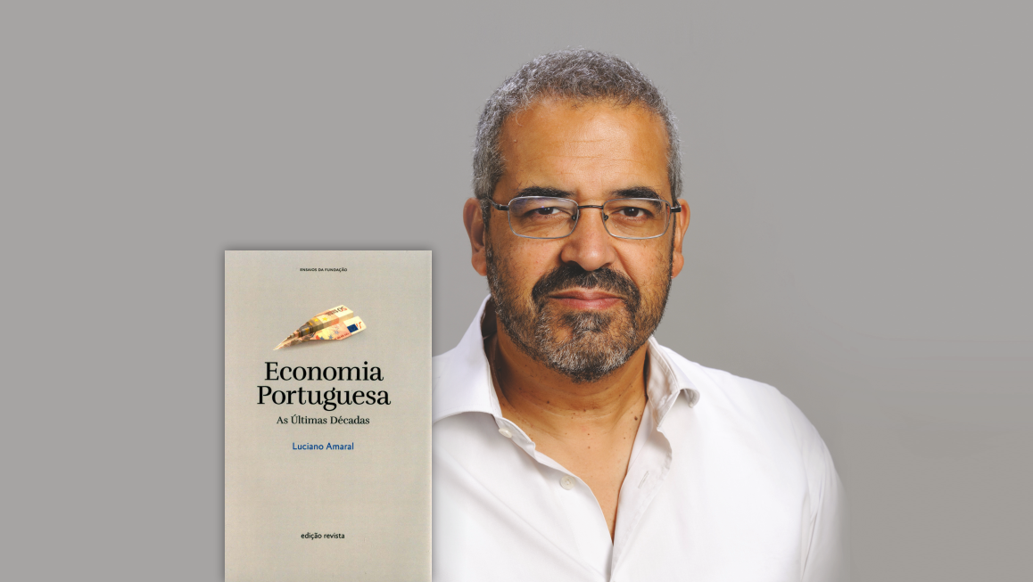 Fotografia do Luciano Amaral com capa do livro "Economia Portuguesa"