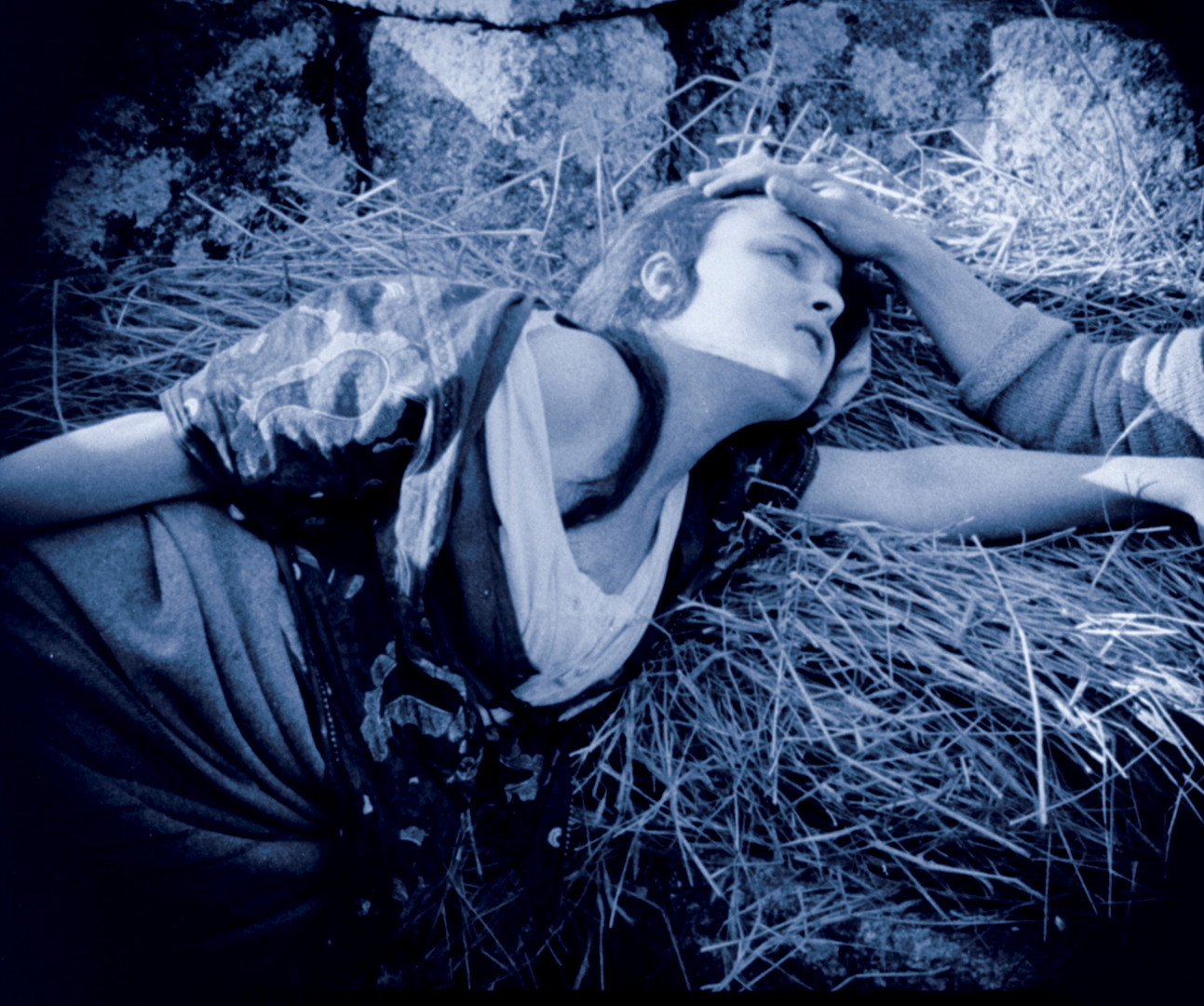 Mulher em aflição. Fotograma em tons de azul do filme "Os Lobos" (19239 de Rino Lupo 