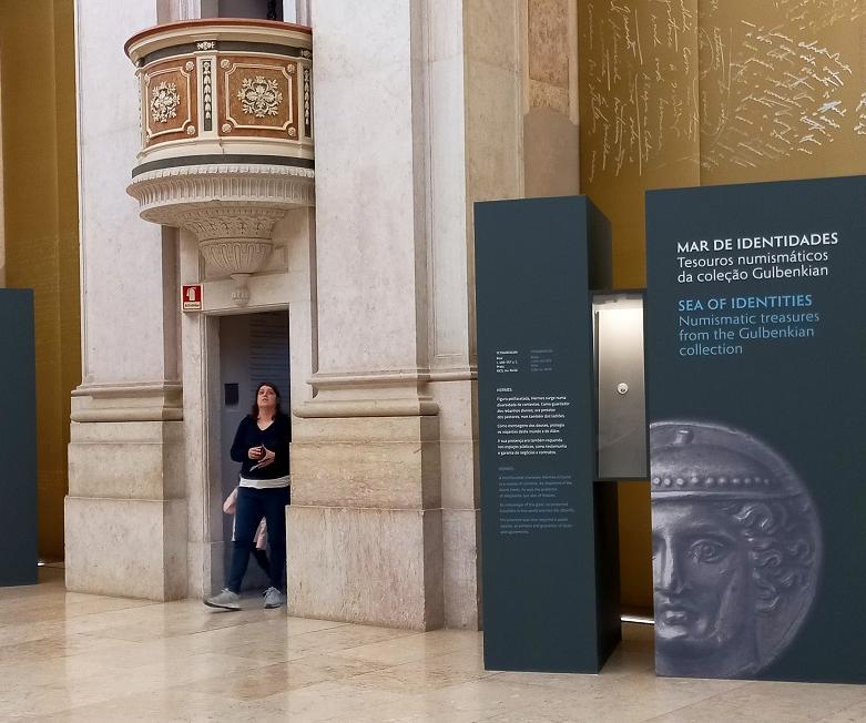 Perspetiva lateral da antiga igreja de S. Julião com módulos expositivos da exposição "Mar de identidades".
