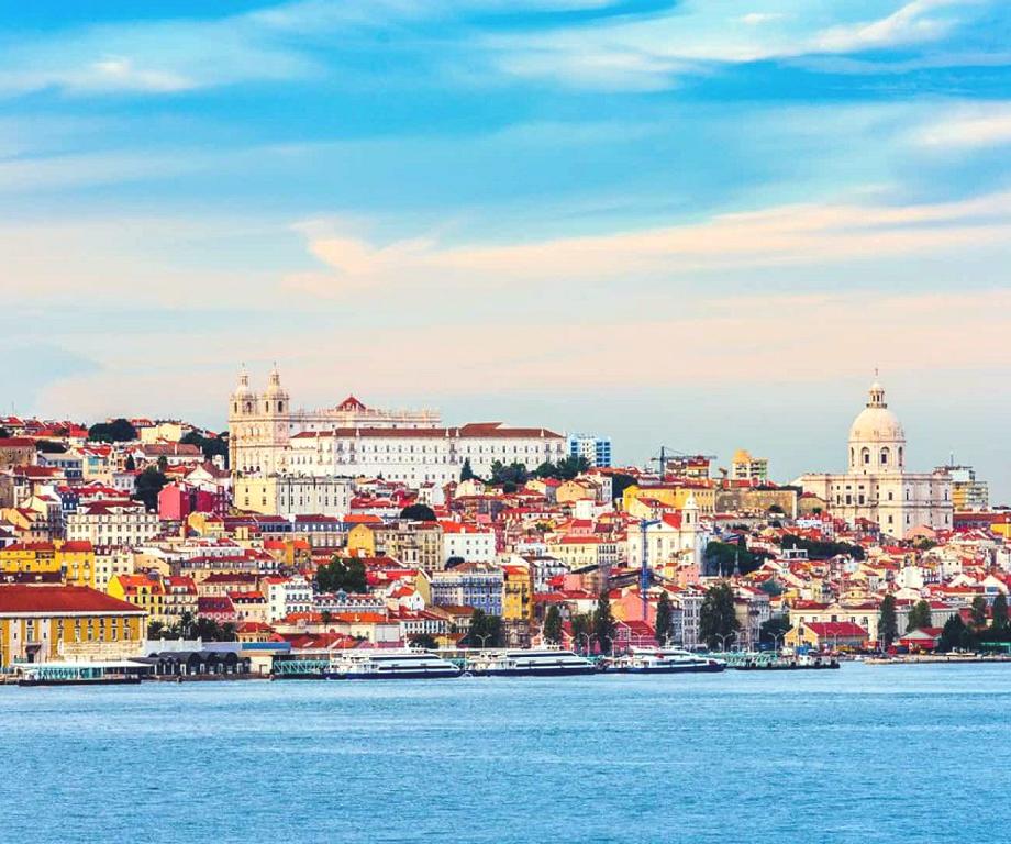 Vista de Lisboa a partir da outra margem do rio Tejo