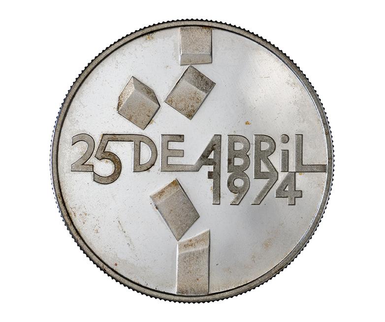 Frente da moeda comemorativa de 100 escudos alusiva ao 25 de abril de 1974