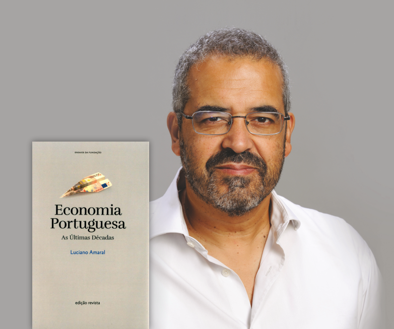 Fotografia do Luciano Amaral com capa do livro "Economia Portuguesa"