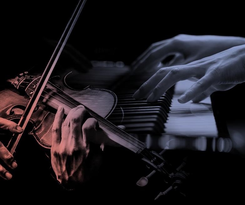 Dois pares de mãos. Uma  tocar violino, outro a tocar piano.